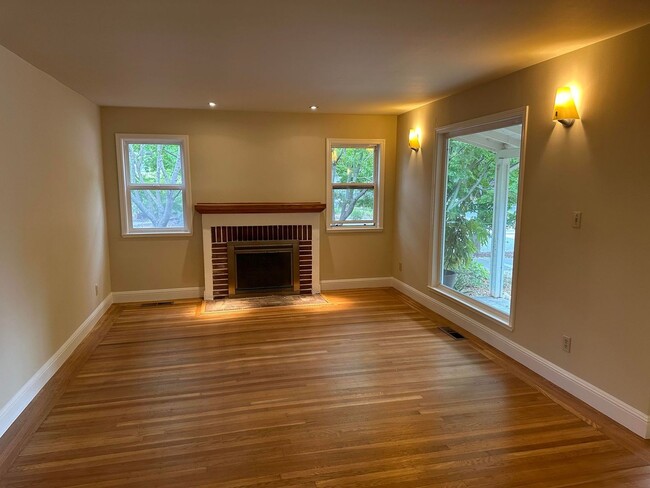 Building Photo - Stunning 4 Bedroom, 3 Bath Single Family Home with Spacious Yard - Available July 15th!