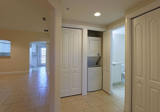 Building Photo - Villas at Venezia 4175-206