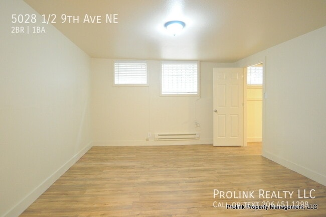 Building Photo - 5028 1/2 9th Ave NE-