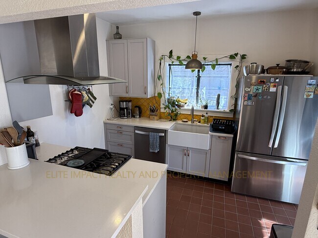 Building Photo - 2548 E 3rd St