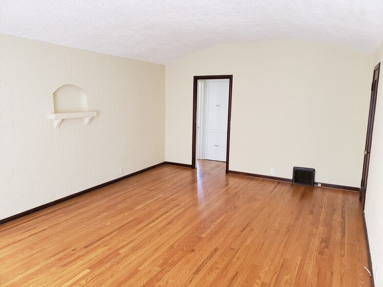 Building Photo - 2137 Vine St