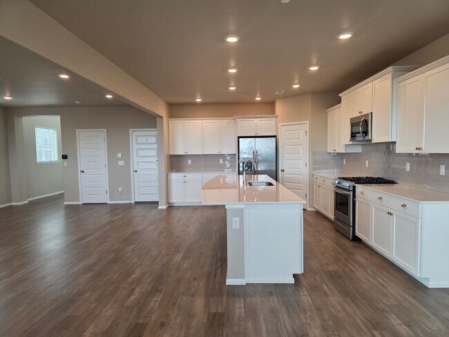 Building Photo - 4 Bedroom Home in Soundview Estates!