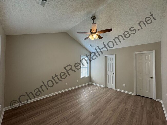 Building Photo - Beautifully updated 3-bedroom, 2-bathroom home for rent in Charlotte!