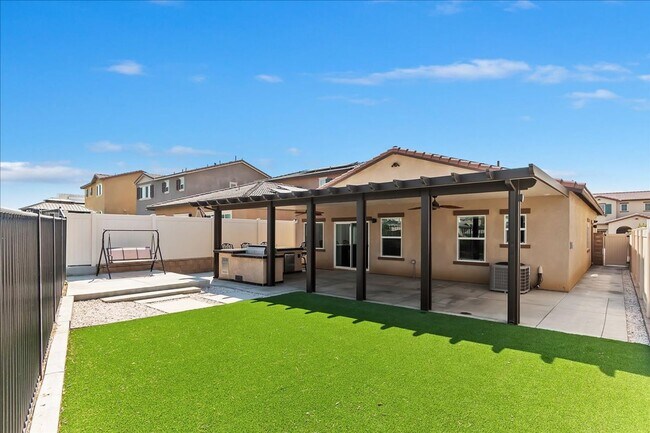 Building Photo - Charming 3-Bedroom Home on Golf Course in ...