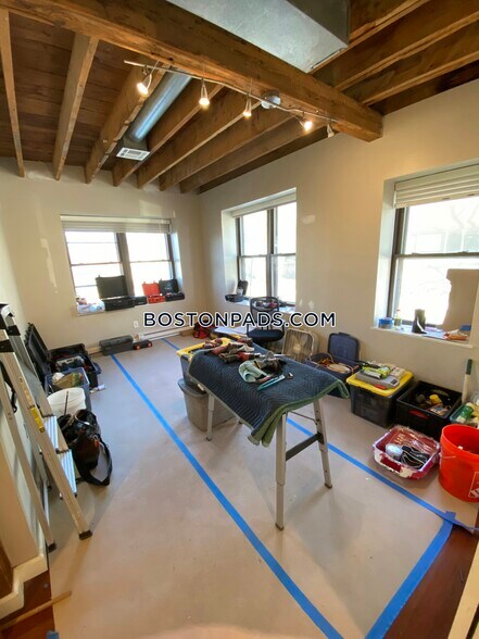 Building Photo - 197 Sidney St