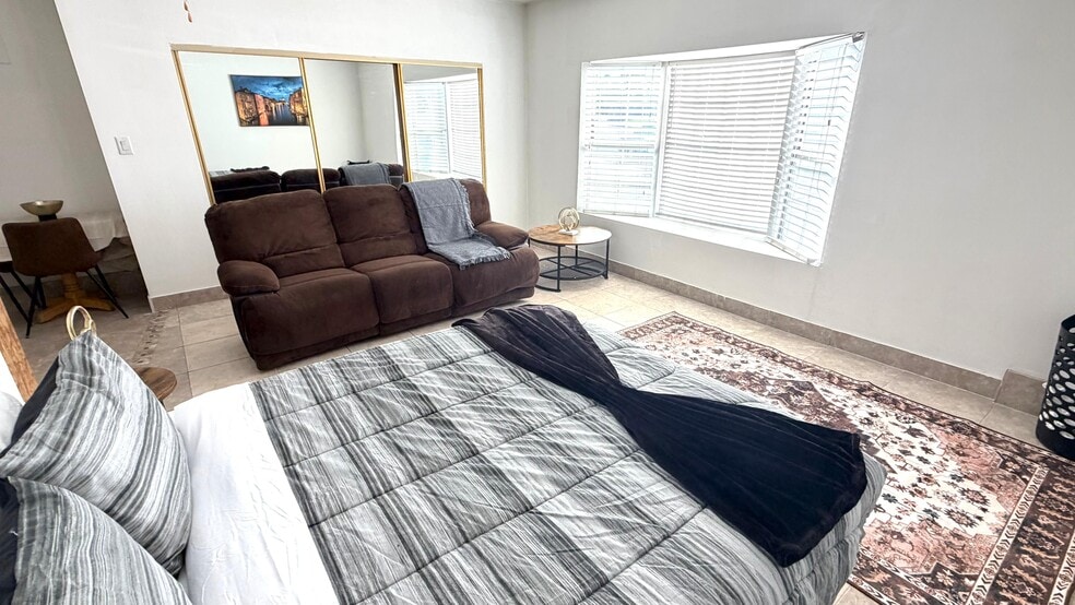 Building Photo - 3030 Plaza St