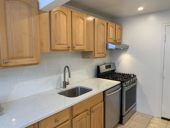 Building Photo - 1064 Beacon St