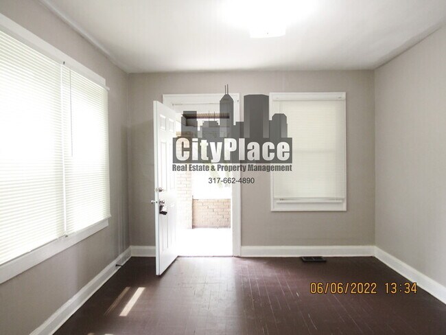 Building Photo - *Move in Special* 925 N Gladstone Ave. Ind...
