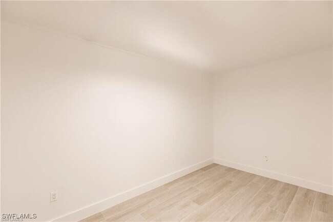 Building Photo - 204 5th St