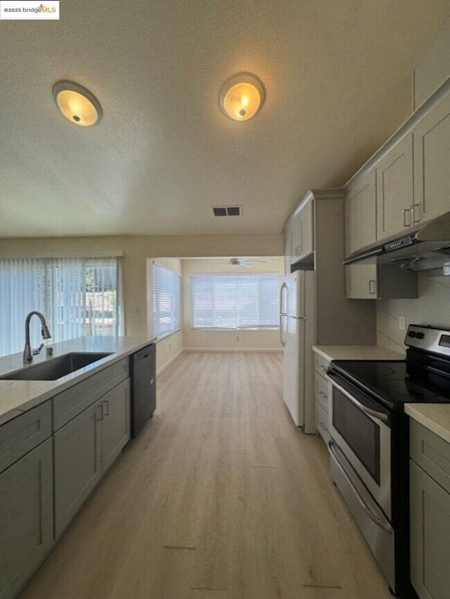 Building Photo - 3323 Blythe Dr