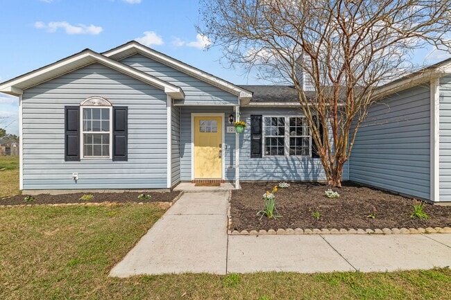 Building Photo - 3 Bedroom 2 Bathroom Home