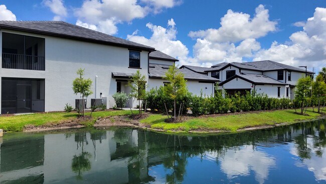 Building Photo - Annual UNfurnished luxury 3/2 ground floor...