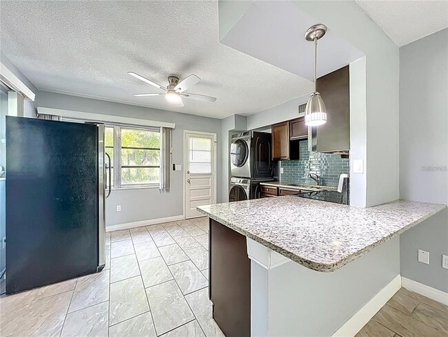 Building Photo - 825 N Primrose Dr