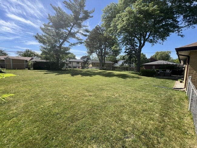 Building Photo - 1431 E Emmerson Ln