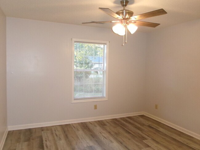 Building Photo - Spacious 3 bedroom home in the Forestbrook...
