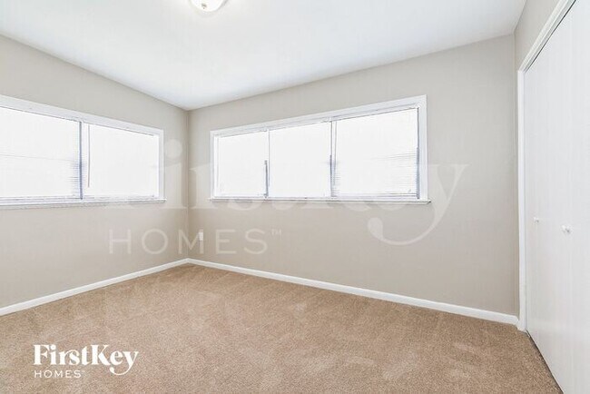Building Photo - 813 W Highland Dr