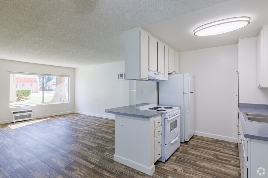 2BR, 1BA - 858SF - Parkwood Gardens