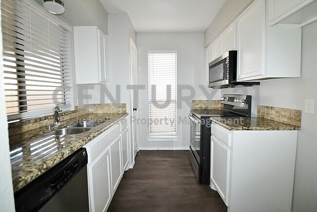 Building Photo - Nicely Updated 2/2/1 Duplex in Fort Worth ...