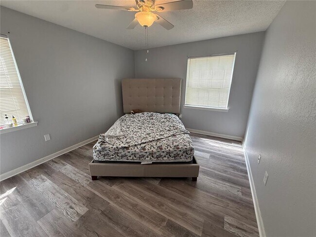 Building Photo - 3705 SW 27th St