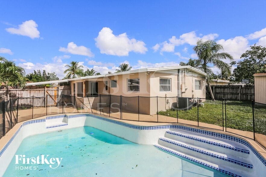 Building Photo - 1400 NW 42nd St