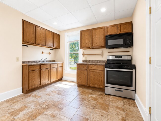 Building Photo - $1500 | 3 Bedroom 1 Bathroom | Two Story