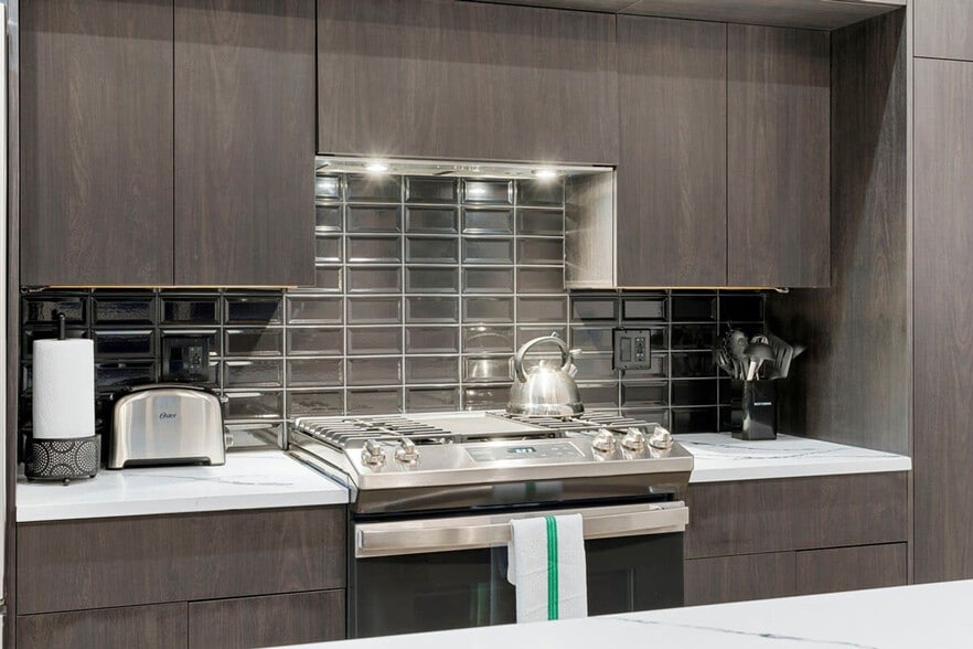 Building Photo - 318 W Grand Ave