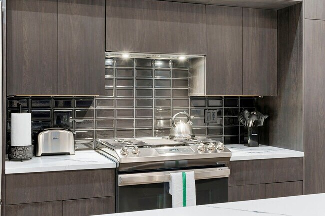 Building Photo - 318 W Grand Ave