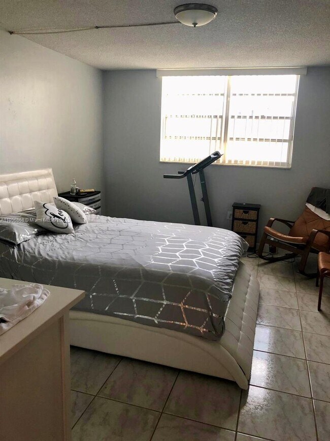 Building Photo - 1470 NE 125th Terrace