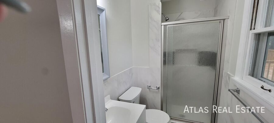 Building Photo - 625 NW Kay Dr