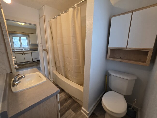 Building Photo - 2 Bedroom, 1 Bathroom Home with Garage Available Now