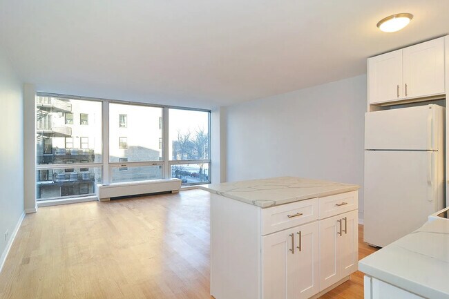 Building Photo - 2400 N Lakeview Ave