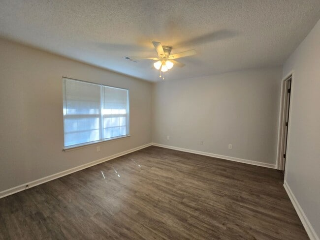 Building Photo - 355 Leafmore Rd SW