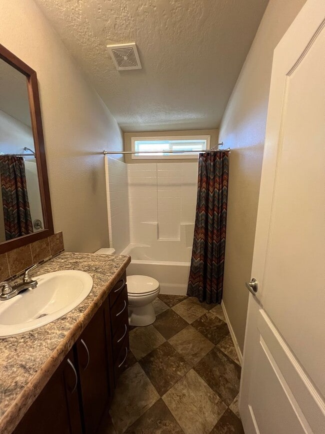 Building Photo - Beautiful Newer Home