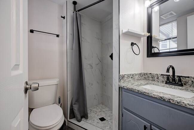 Building Photo - 608 E Eufaula St