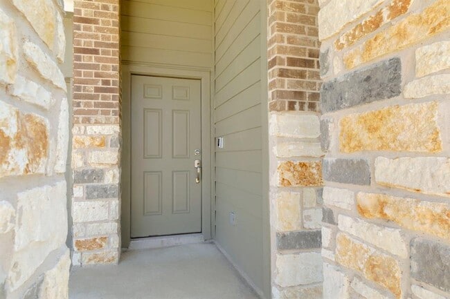 Building Photo - 323 Mineral Springs Dr