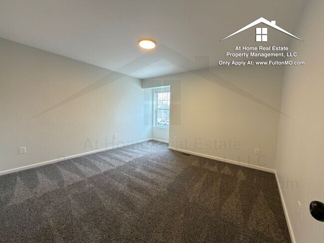 Building Photo - Greystone Court Duplex 1011-1013