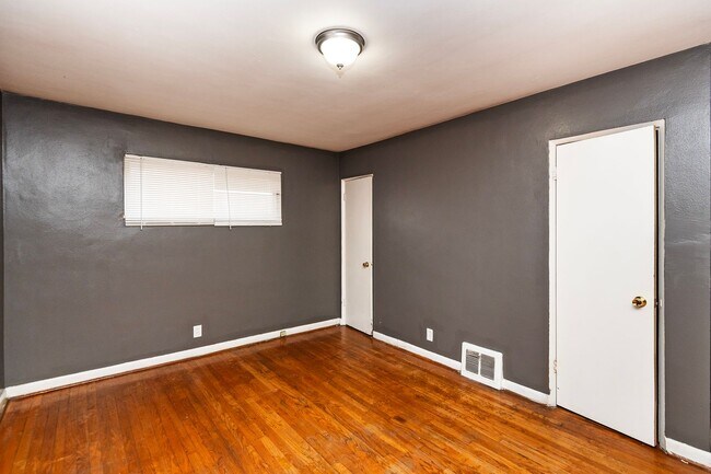 Building Photo - Lovely 2 Bedroom 2 Bathroom Home