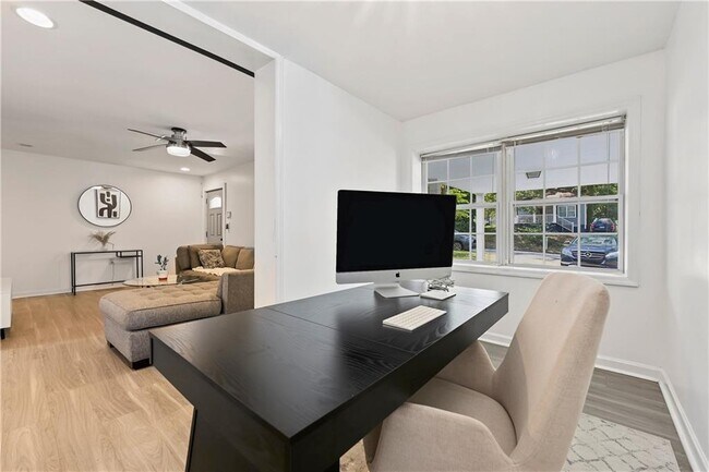 Building Photo - 1416 Graymont Dr SW