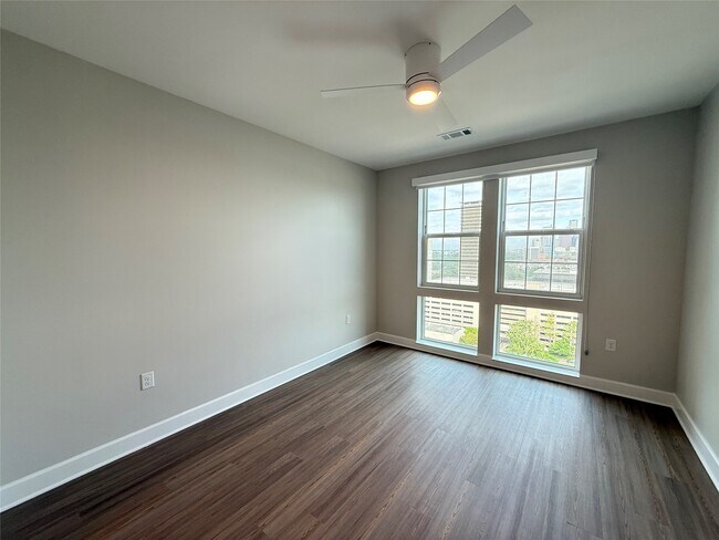 Building Photo - 716 Waugh Dr