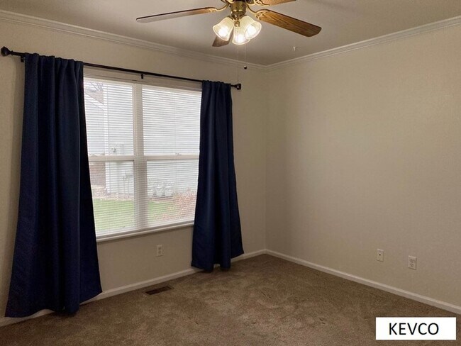 Building Photo - Spacious Townhouse with Central AC