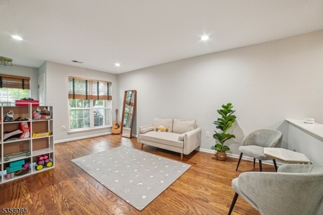 Building Photo - 46 Mayflower Dr