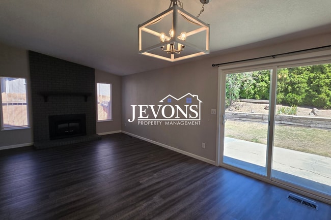 Building Photo - Spacious 3BD/2BA Yakima Home w/ Fireplace, Fenced Yard & 2-Car Garage – $500 Move-In Special
