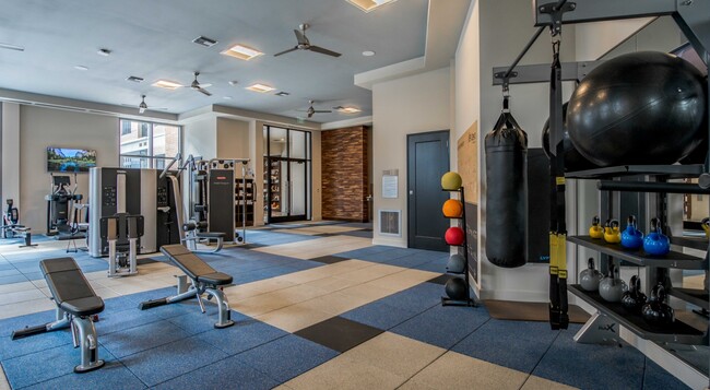 Building Photo - Experience Luxury + 1 Month Free Rent!