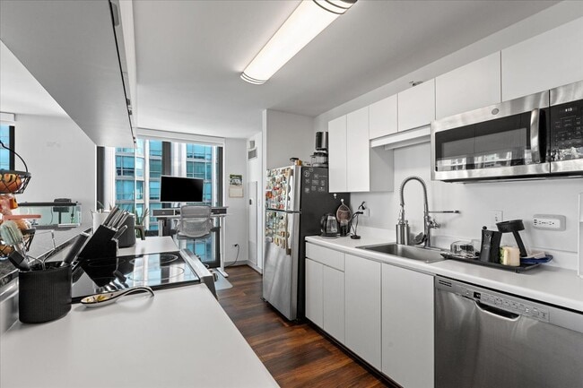 Building Photo - 2 E Erie St