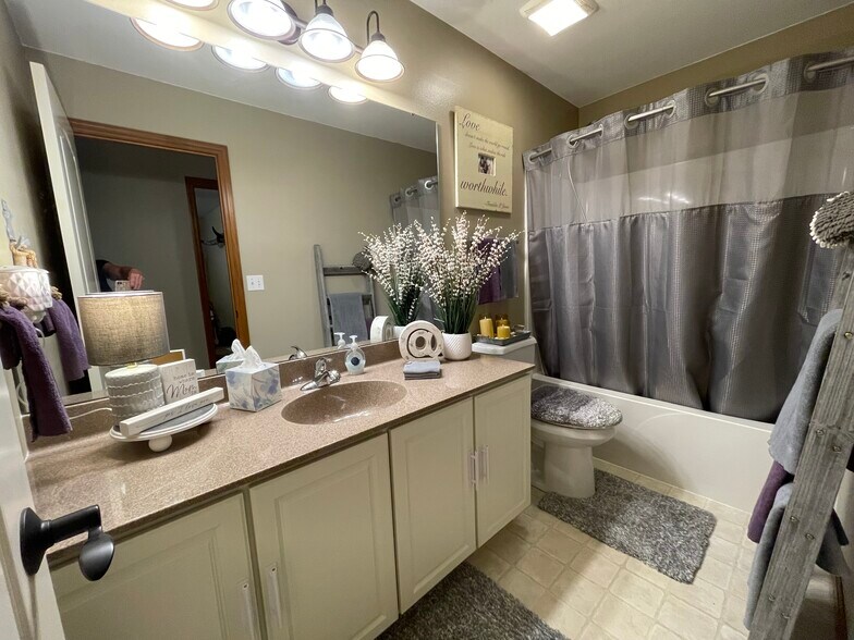 2nd Bathroom - 2045 Rosewood Dr NW