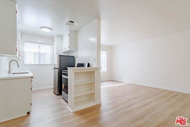 Building Photo - 758 N Hudson Ave