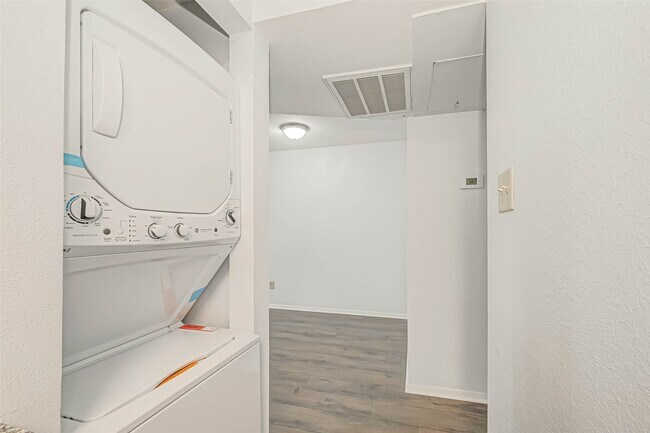 Building Photo - 1110 W Tri Oaks Ln