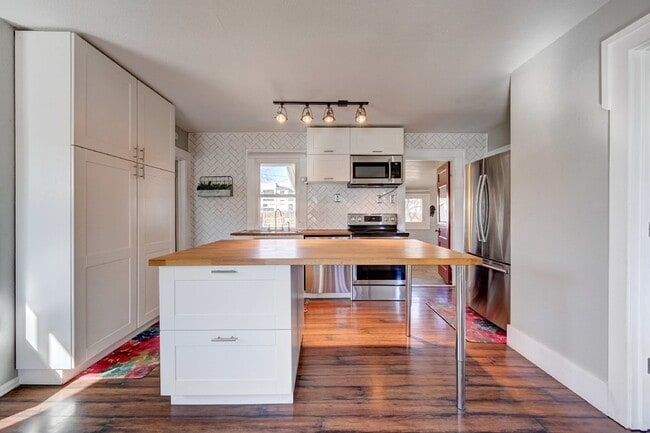 Building Photo - $2,200 - 2 Bed, 1 Bath Home in Englewood w...