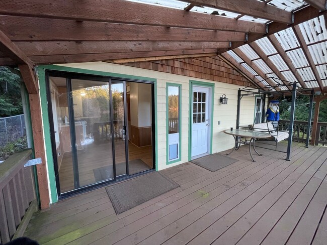 Building Photo - Lakebay 3 Bedroom Available Now, Fenced Yard & More! $500 Move in Bonus!