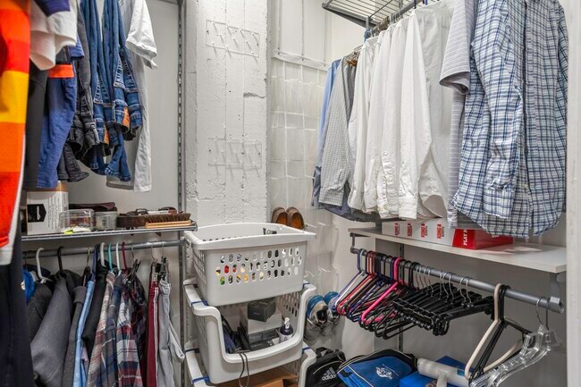 Building Photo - 831 S Flores St